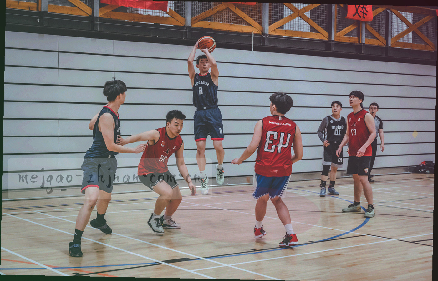 蓝青渐变背景上的抽象坐标网格、切角联系卡与索引标签